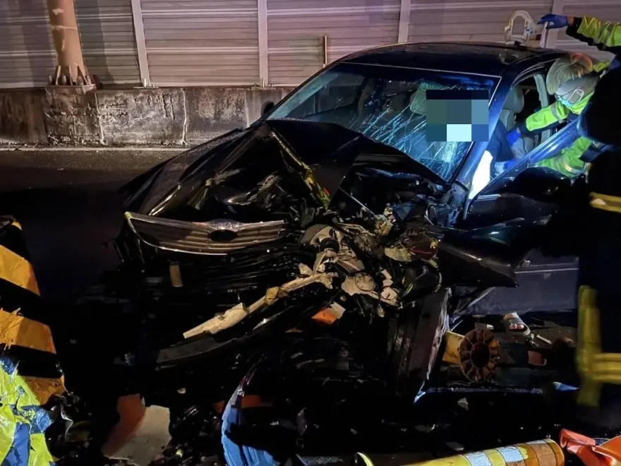 快訊/碰！台64線轎車自撞橋墩　30歲駕駛命大脫困