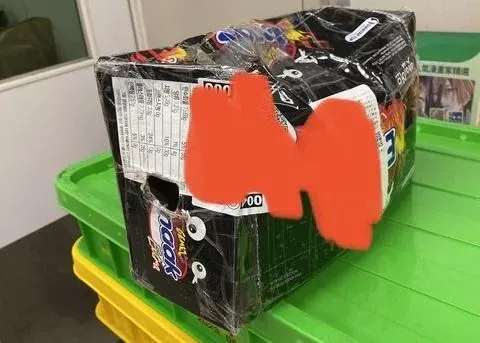 超商店到店竟收「活體包裹」！店員嚇歪：一隻巨龜　竟只用小雞麵紙盒包著