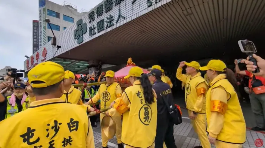 白沙屯媽祖/沒有三進三退！媽祖急到秀傳「看車禍重傷姊姊」　信徒直呼：好感動