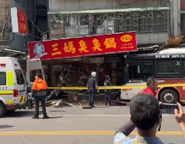 快訊/台北信義區公車闖禍！三媽臭臭鍋現場凌亂招牌歪　2路人衰挨撞