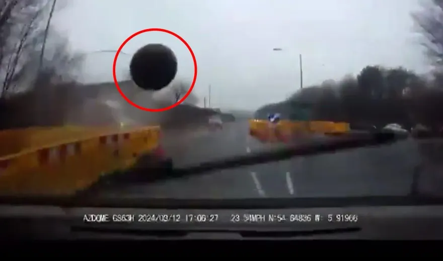 影/離譜工安意外！巨大「奪命流星錘」噴飛　砸破車窗母女奇蹟無傷