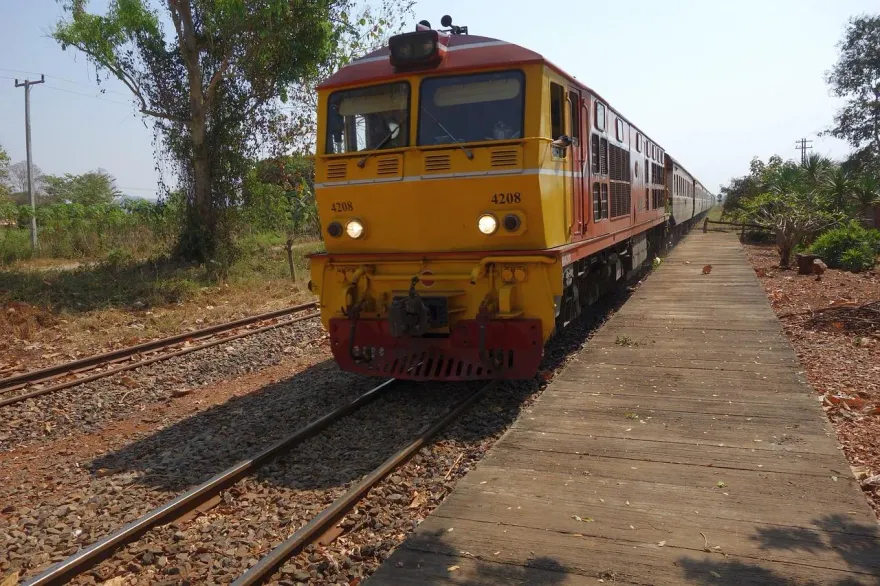 喝酒送命！醉漢喝太茫倒臥鐵軌上　火車煞不住直接輾過頭顱噴飛