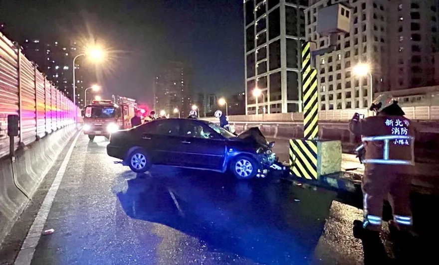 恍神釀禍！台64轎車半夜自撞橋墩　車頭全毀26歲男駕駛受困送醫