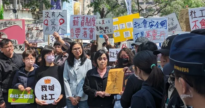 百名社工衛福部前抗議遞陳情書！怒吼「社安網不是社工網」
