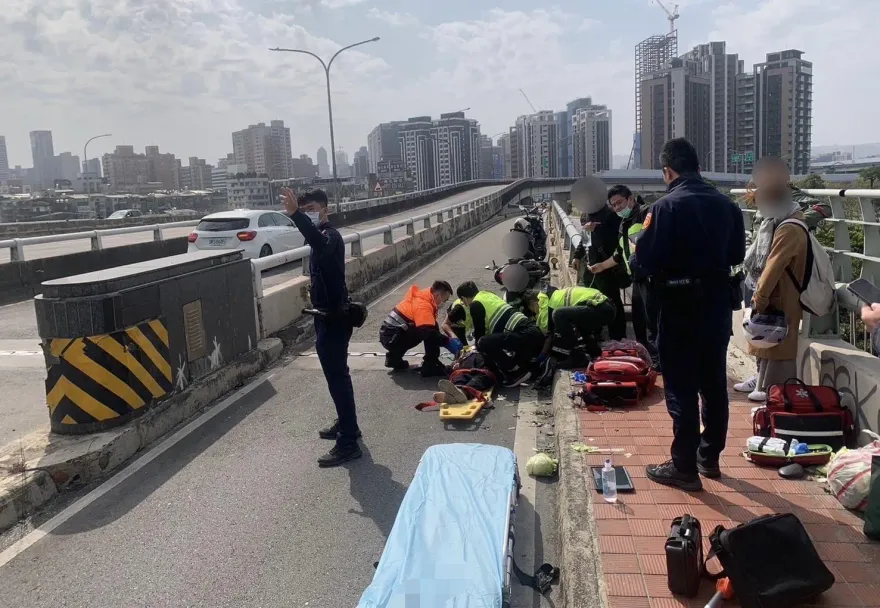 快訊/新北華江橋機車道自摔車禍　女騎士無呼吸心跳送醫不治