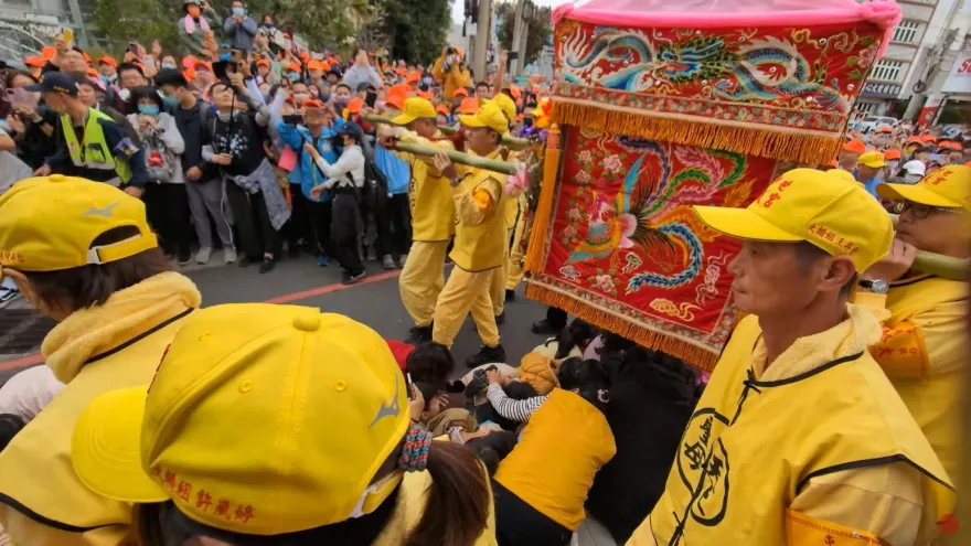 白沙屯媽祖/就是疼愛小孩！幼童激喊3次「我愛你」　祂耐心等待「鑽轎腳」