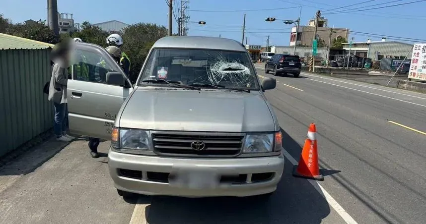 天外飛來「鐵片」砸破車窗！苗栗女子驚嚇破表　下巴受傷送醫