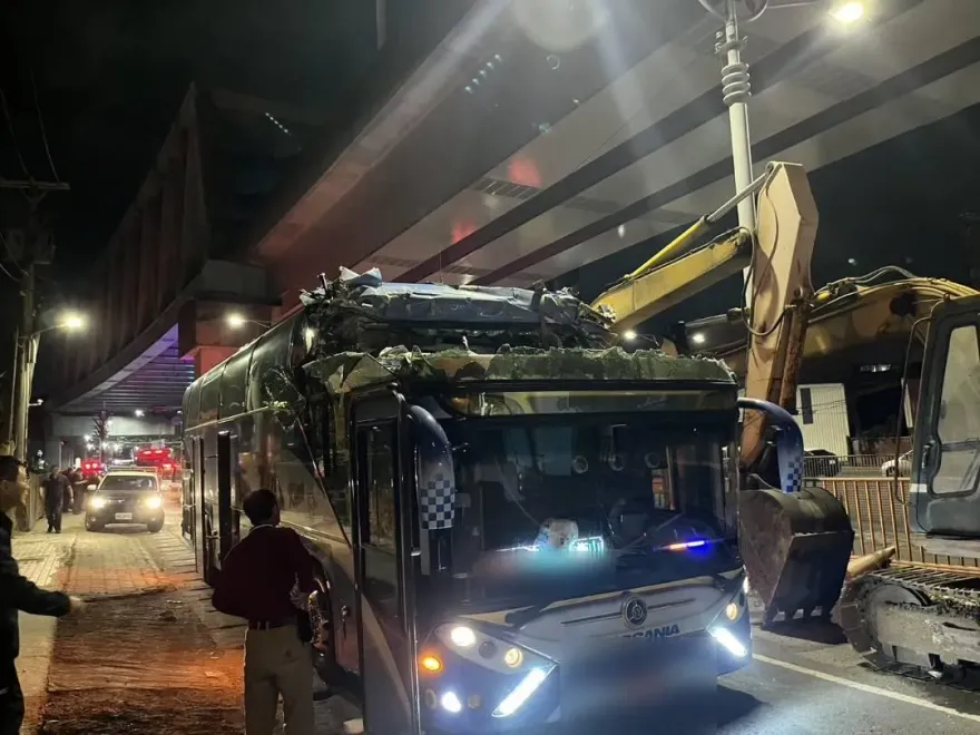 影/遊阿里山淪死亡之旅！遊覽車「衝撞涵洞」削掉車頭　1死14傷悲劇