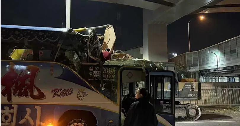 高雄遊覽車疑不熟路況釀1死14傷！死者才要慶祝80大壽…女兒無法接受