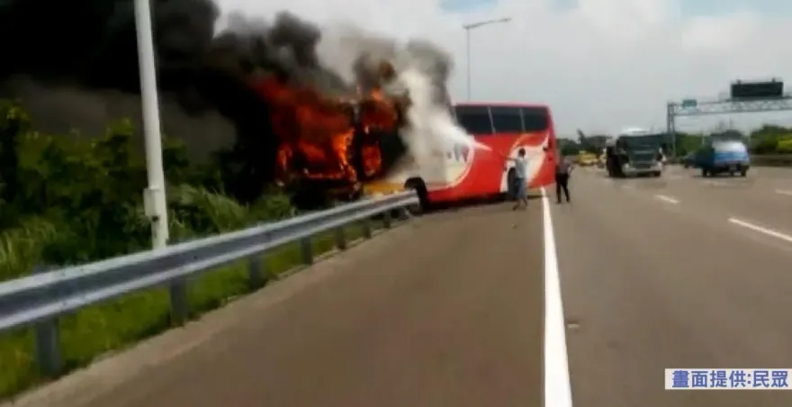 人魔啟示錄/妻離子散拉人陪葬！司機行駛中潑油點火　遊覽車26人活活燒死