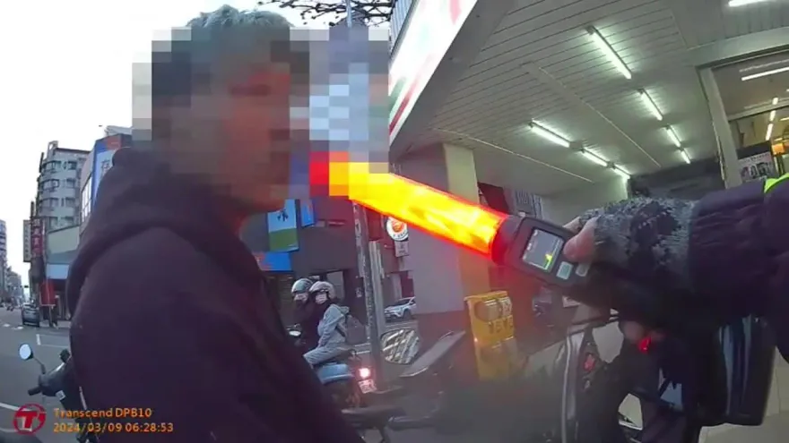影/台中男夜店喝3瓶醉倒路邊　天亮酒醒騎車被逮問「睡5小時還不夠？」