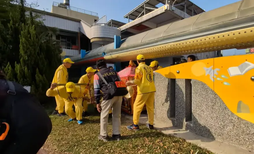 白沙屯媽祖/神腰力！轎班校門口遇難關「大轎降到最低」驚險通過