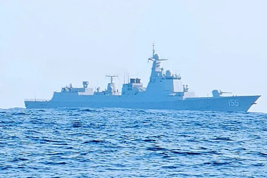 解放軍艦「南京艦」傳今晨欲衝我鄰接區　海軍拉法葉級艦對峙中