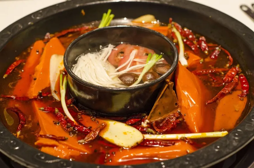 男大生吃麻辣鍋「胃燒出4爛洞」　醫：吸湯的火鍋料超危險