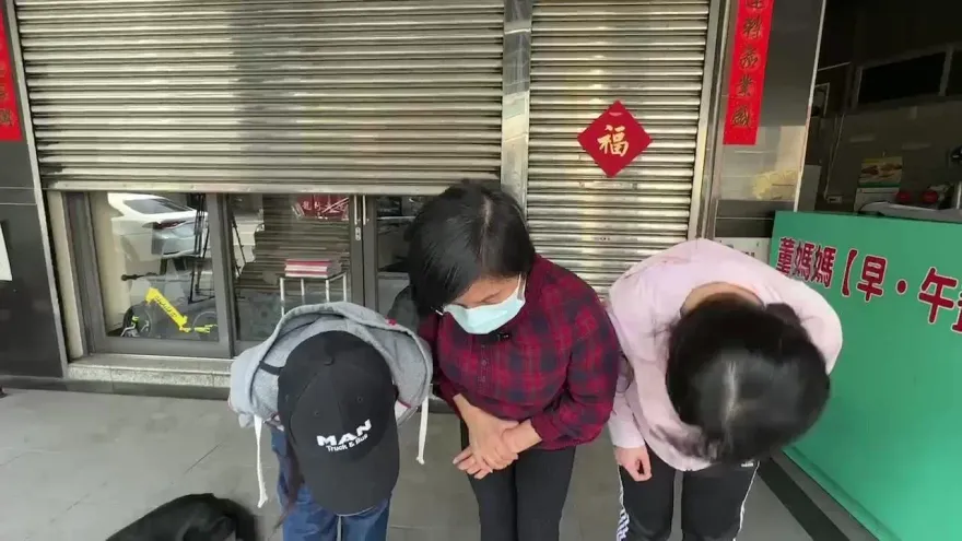 快訊/高雄遊覽車公司負責人現身了！帶2女兒鞠躬道歉　允諾全力協助善後