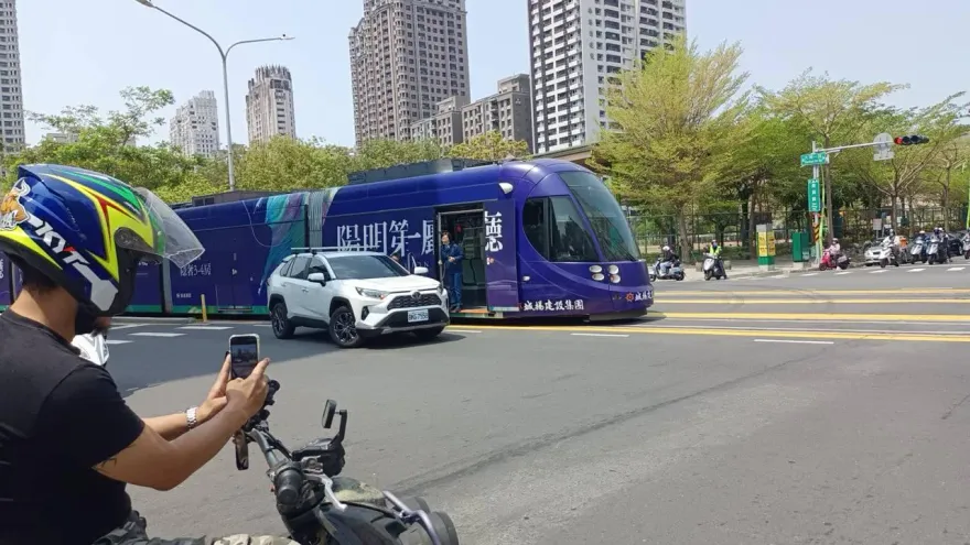 快訊/高雄輕軌又出事！休旅車「未依號誌行駛」　當場撞上慘了