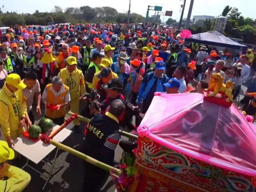 白沙屯媽祖/想吃西瓜！瓜農跪拜「媽祖婆霸氣加持」　網笑：天氣熱消消暑