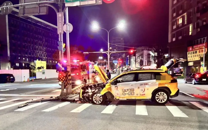 影/衝撞畫面曝！小黃暗夜撞燈桿「車頭全毀」　運將乘客毫髮無傷