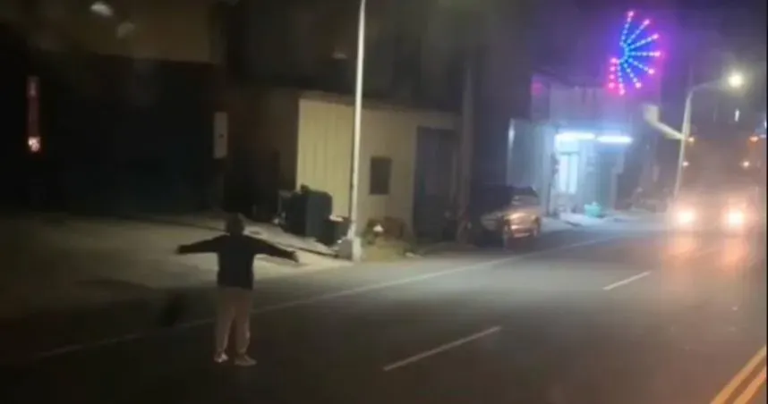 不要命？雲林老婦橫躺道路險遭輾　起身再衝對向「人肉擋車」司機嚇傻
