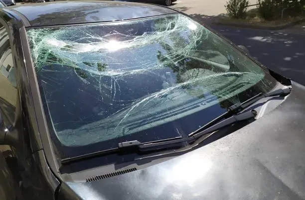 不滿家門遭違停！男怒持鐵鎚砸爛車窗玻璃　衝動結果揭曉