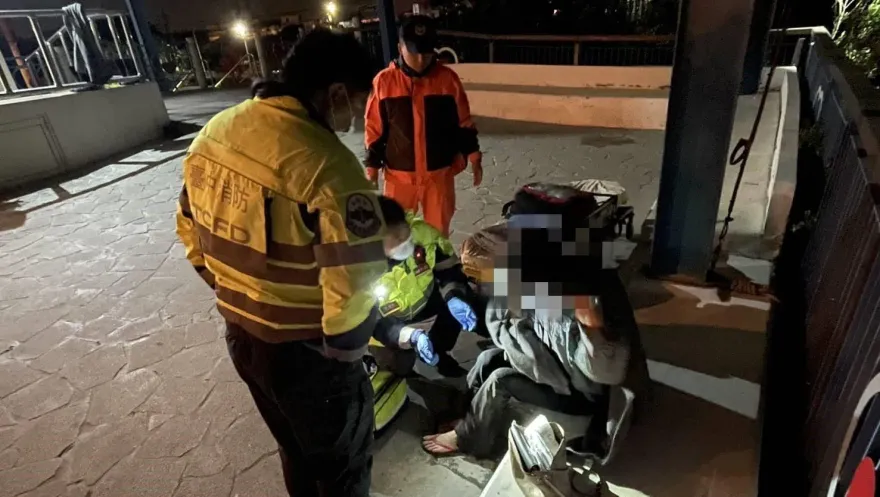 影/台中麗水漁港凌晨女失足落水！海巡救起　她精神恍惚