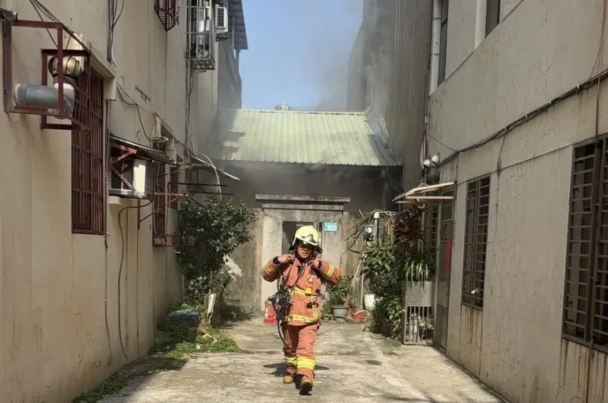 快訊/新北淡水民宅竄黑煙　老翁燒床單、四肢燙傷送醫