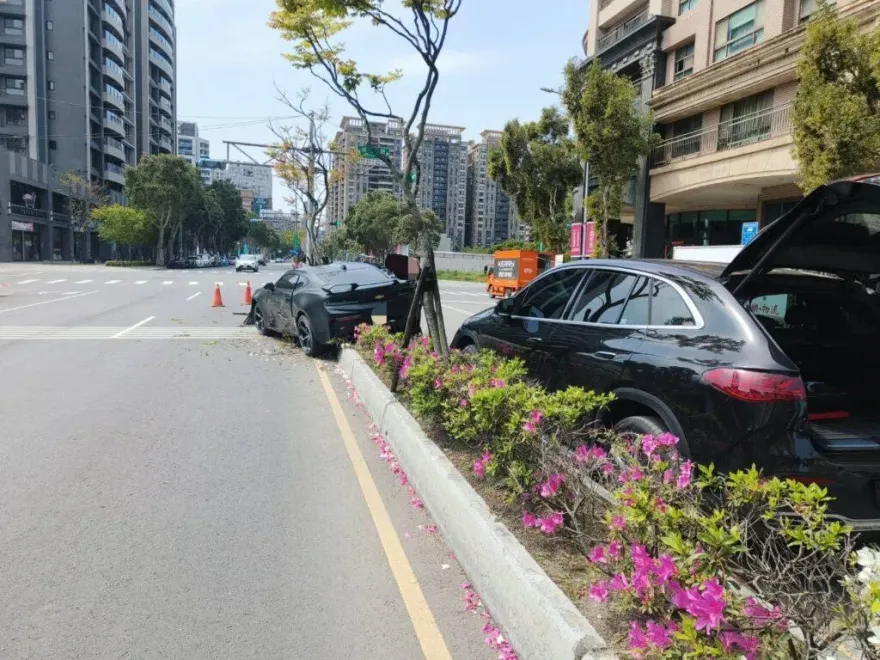 影/心疼！限量停產雪佛蘭跑車擦撞賓士休旅車　整輛衝上分隔島卡住