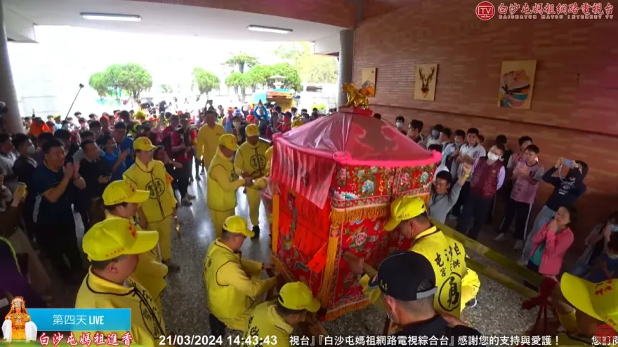 白沙屯媽祖/粉紅超跑「衝上88階樓梯」！淵明國中創校64年首迎媽祖