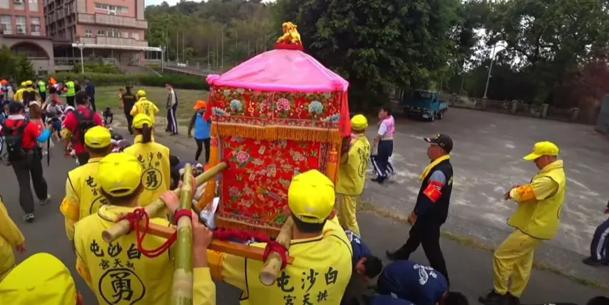白沙屯媽祖/創校64年來首次！淵明國中師生「人龍舖滿操場」等鑽轎底
