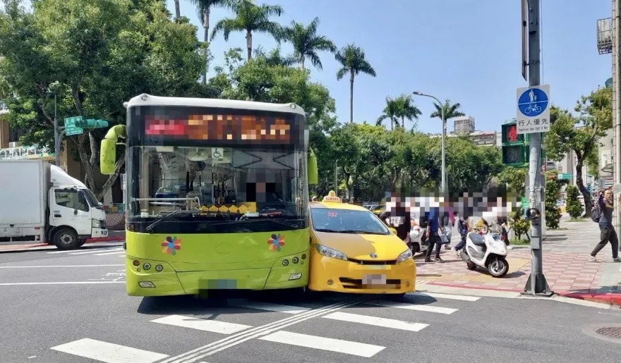 影/擦撞瞬間曝！北市公車小黃爭道互不相讓　左轉黏一起齊轉彎幸無人傷