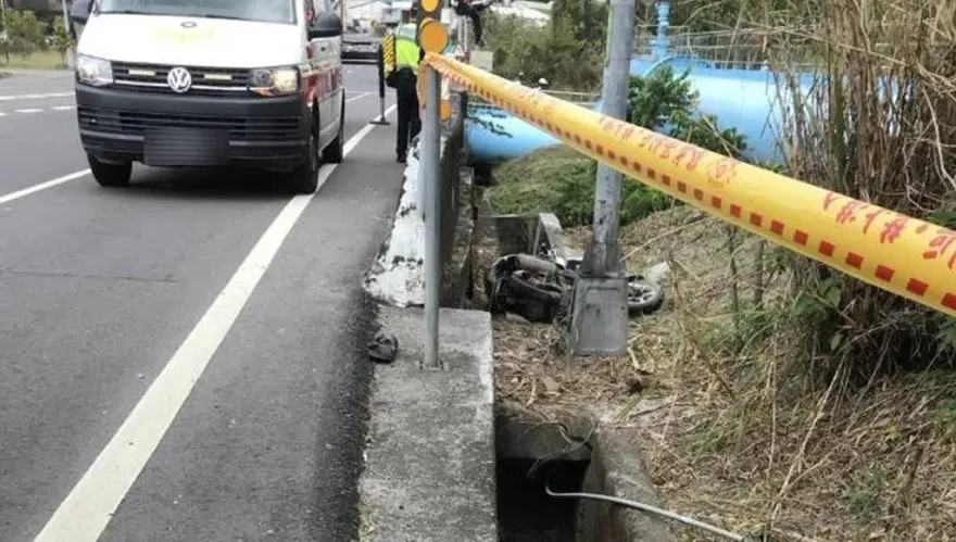 快訊/台20線9米深橋下驚見「全身多處骨折」男屍！疑騎車撞橋死亡多時