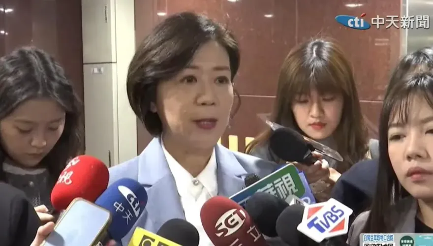 舉牌要王育敏辭兒盟董事　黃揚明點名「這綠委」也該辭