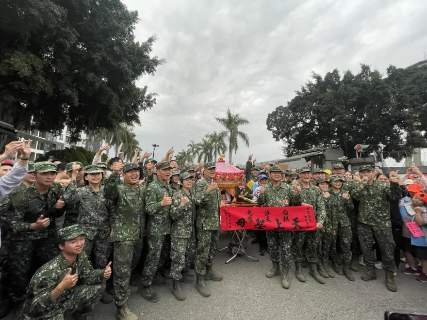 白沙屯媽祖/首度停駕營區！媽祖鑾轎斗六大埔營區前搖擺　官兵合照嗨翻