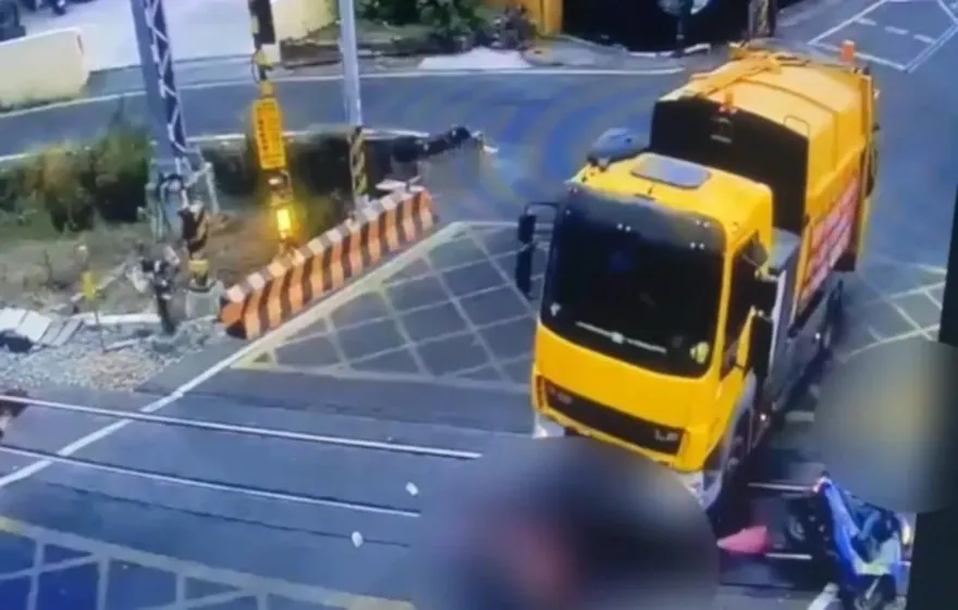 快訊/撞擊瞬間曝！屏東佳冬老翁騎車碰撞清潔車不治　台鐵淨空鐵道1小時