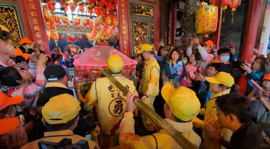 白沙屯媽祖/神蹟片！粉紅超跑「U turn」衝進田中乾德宮　66萬網友見證媽祖說話了