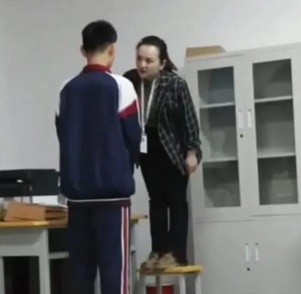 影/學生長太高！班導為求氣勢「站板凳」訓話　網笑翻：記得扶老師下來