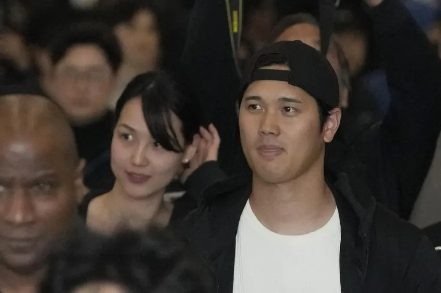 影/不受水原案影響！大谷翔平與嬌妻搭機返美　機場甜蜜互動曝光