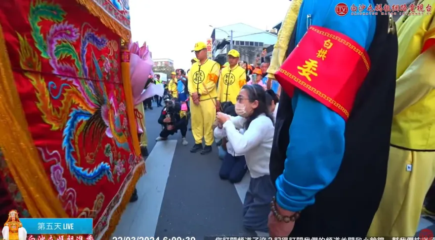 白沙屯媽祖/聞聲突然停轎！「粉紅超跑」聆聽信眾道委屈　媽祖暖舉曝光