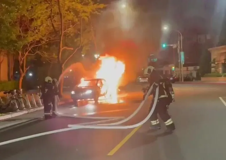 影/太離譜了！南港研究院路火燒車　竟是駕駛在車內燒香拜佛釀禍
