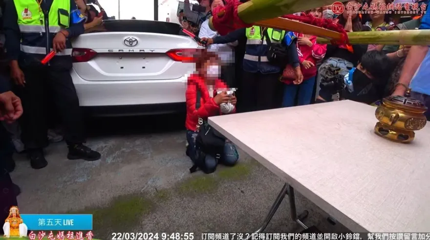 白沙屯媽祖/女兒車禍命在旦夕！慈母衝媽祖轎前跪地磕破頭泣求：拜託救救女兒