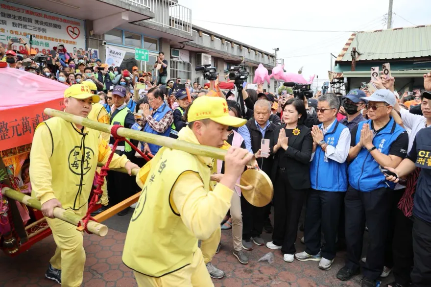 白沙屯媽祖第一次進縣府　張麗善爆哭跪迎：希望庇佑雲林