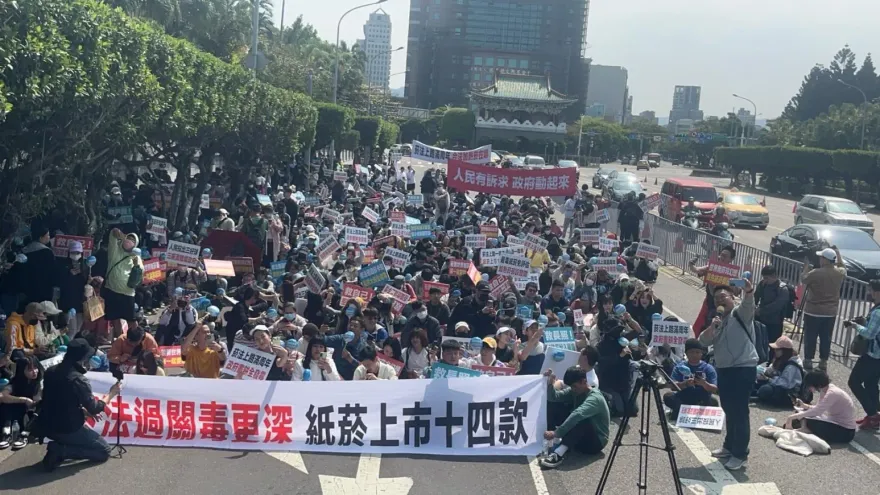 菸法周年無進展！加熱菸稅收不到　千人氣爆上凱道