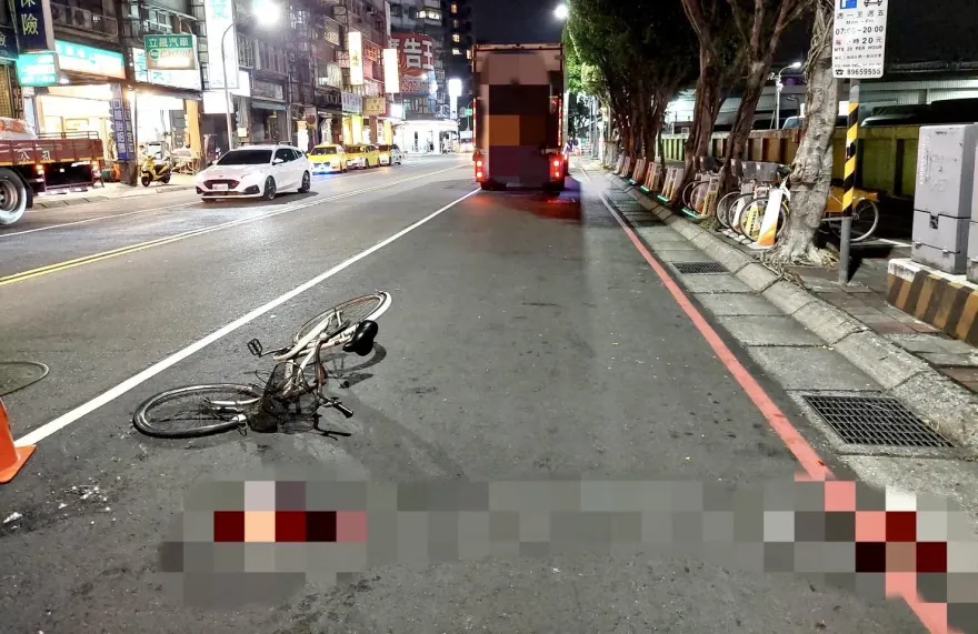 影/驚悚畫面曝！三重貨櫃車轉彎內輪差肇禍　7旬翁遭輾骨折送醫