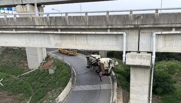快訊/國2水泥車U彎翻車壓護欄！　大竹出口匝道暫時封閉