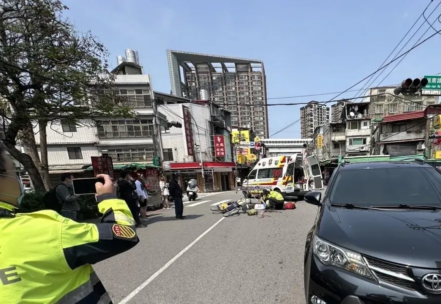 快訊/台大女志工騎YouBike「不明原因」自摔...慘遭後方貨車輾斃