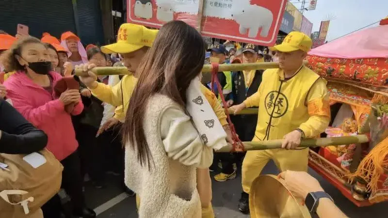 白沙屯媽祖/鑾轎急倒車！媽祖暖心為昏迷女童祈福　姑姑下跪淚謝：睜眼了