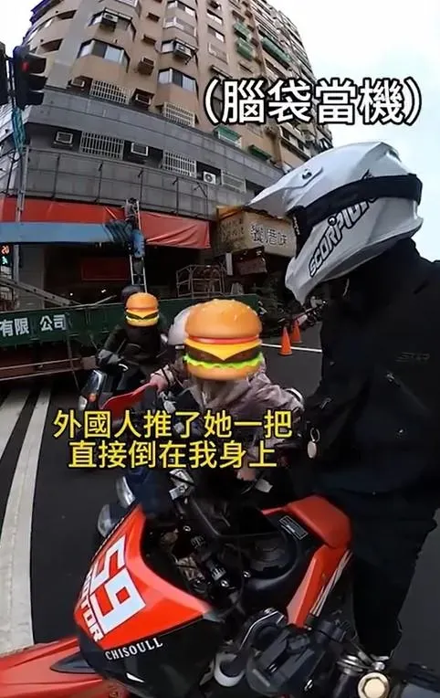影/台中女三寶蛇行惹怒外國男！中英文狂譙FUXX「你懂我說什麼」