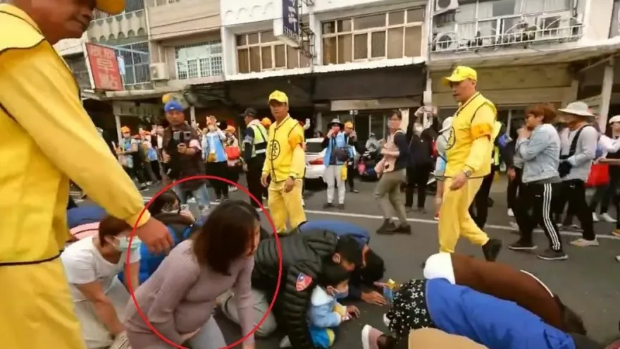 白沙屯媽祖/ 感動！媽祖過家門孕婦「下週生產」托孕肚鑽轎底　鑾轎高舉賜福