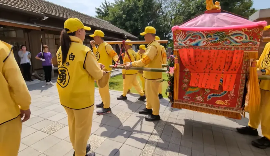 白沙屯媽祖/媽祖愛看耍花槍...突衝進「隨堂考」　斗南國小儀隊樂壞了
