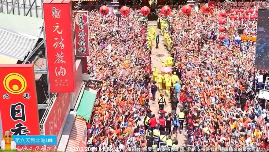 白沙屯媽祖/抵達朝天宮！粉紅超跑「三進三退」　20萬信眾擠翻齊喊：進哦